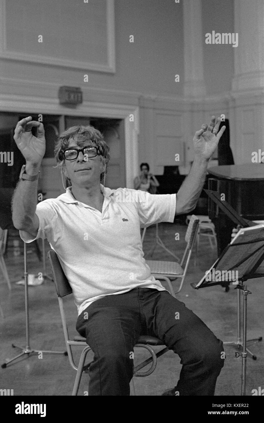 Elmer Bernstein portrait en train de répéter l'EFC Royal Philharmonic Orchestra London 1970s 1976 UK HOMER SYKES Banque D'Images