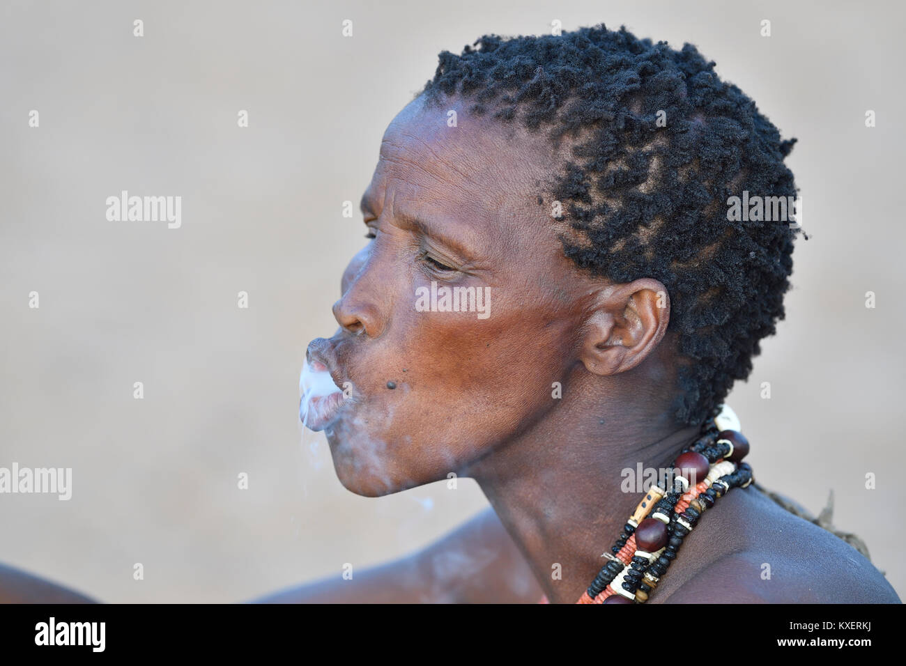 Le vieux San femme fumant,portrait,tribu Bushmen du Kalahari, la Namibie, Banque D'Images