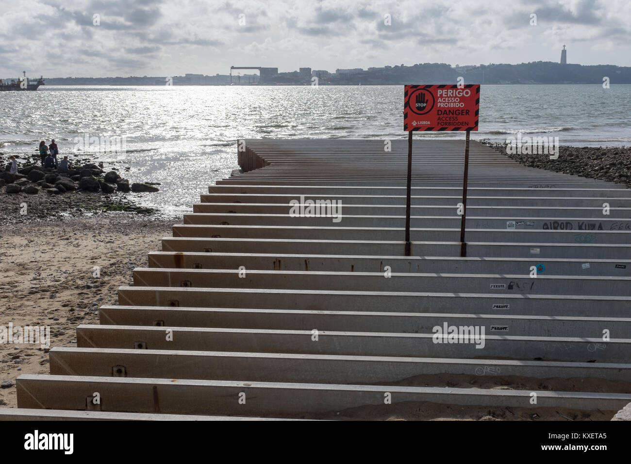 Halage béton inachevé sur la promenade au bord de l'Av sur Ribeira das Naus à Lisbonne, Portugal Banque D'Images