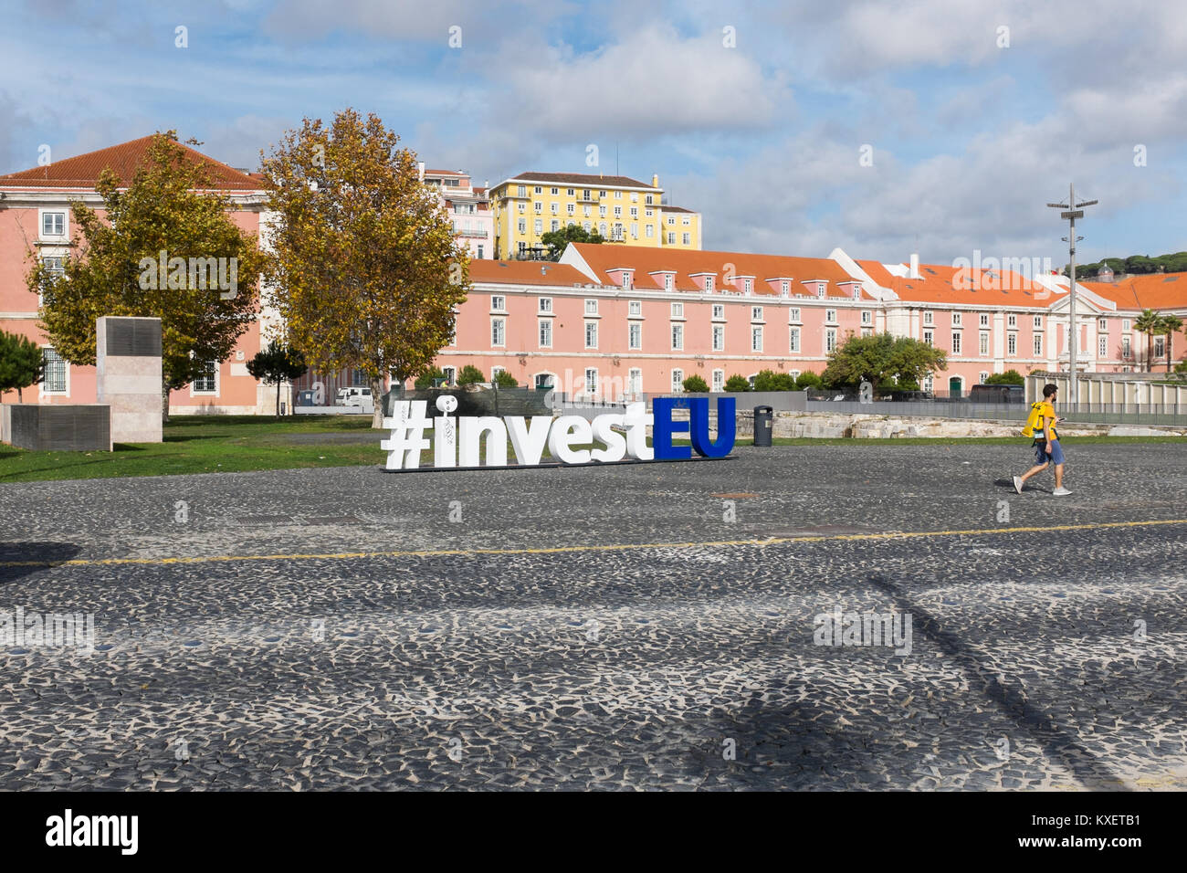 Les édifices gouvernementaux sur Ribeira das Naus, Lisbonne, Portugal avec grand panneau à l'extérieur de dire "investeu' Banque D'Images