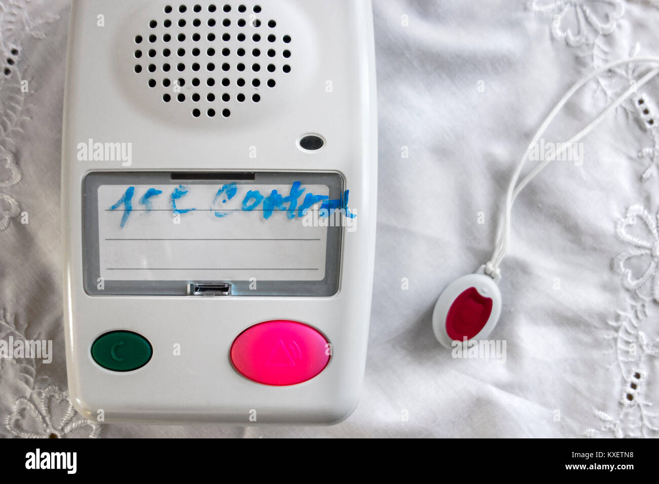 Alarme personnelle de sauvetage pour les personnes âgées et handicapées montrant pendentif avec bouton poussoir et l'unité d'alarme avec haut-parleur Banque D'Images
