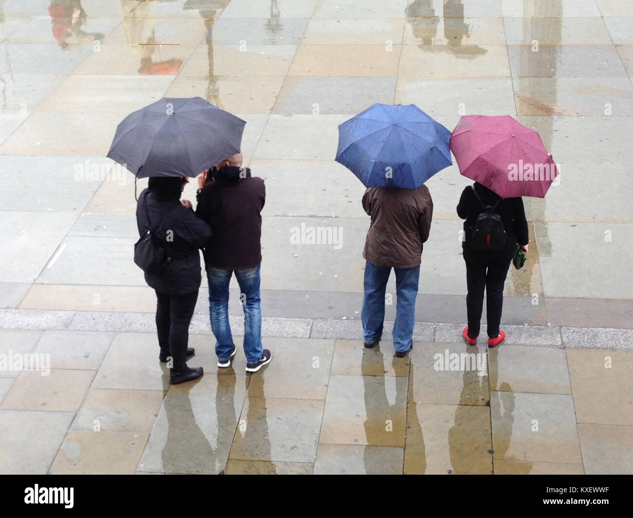Parapluies sous la pluie Banque de photographies et d’images à haute