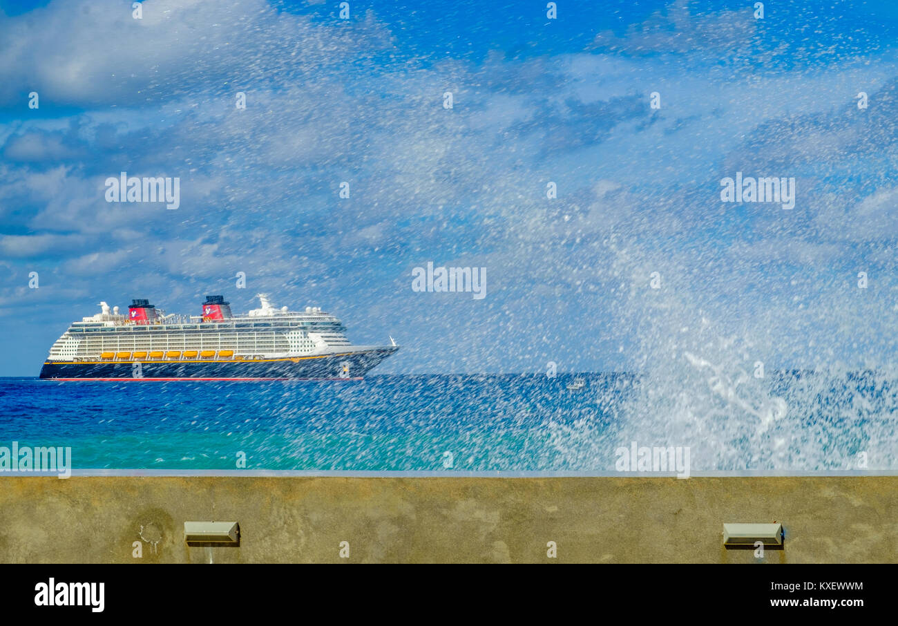 Grand Cayman, îles Caïmans, bateau de croisière Disney Fantasy sur la mer des Caraïbes près de Port George Town Banque D'Images