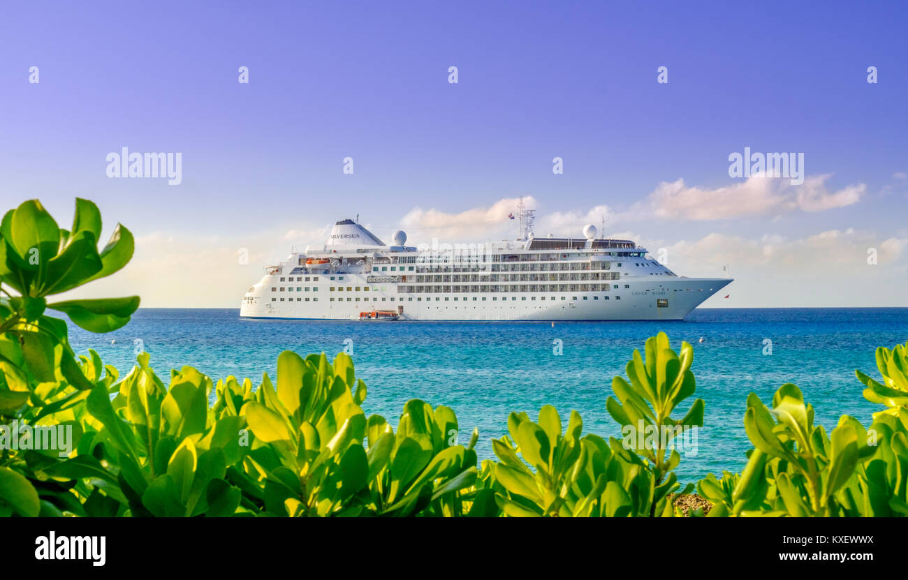 Grand Cayman, Cayman Islands, le Silver Wind bateau de croisière de la compagnie Silversea sur la mer des Caraïbes par la port George Town Banque D'Images