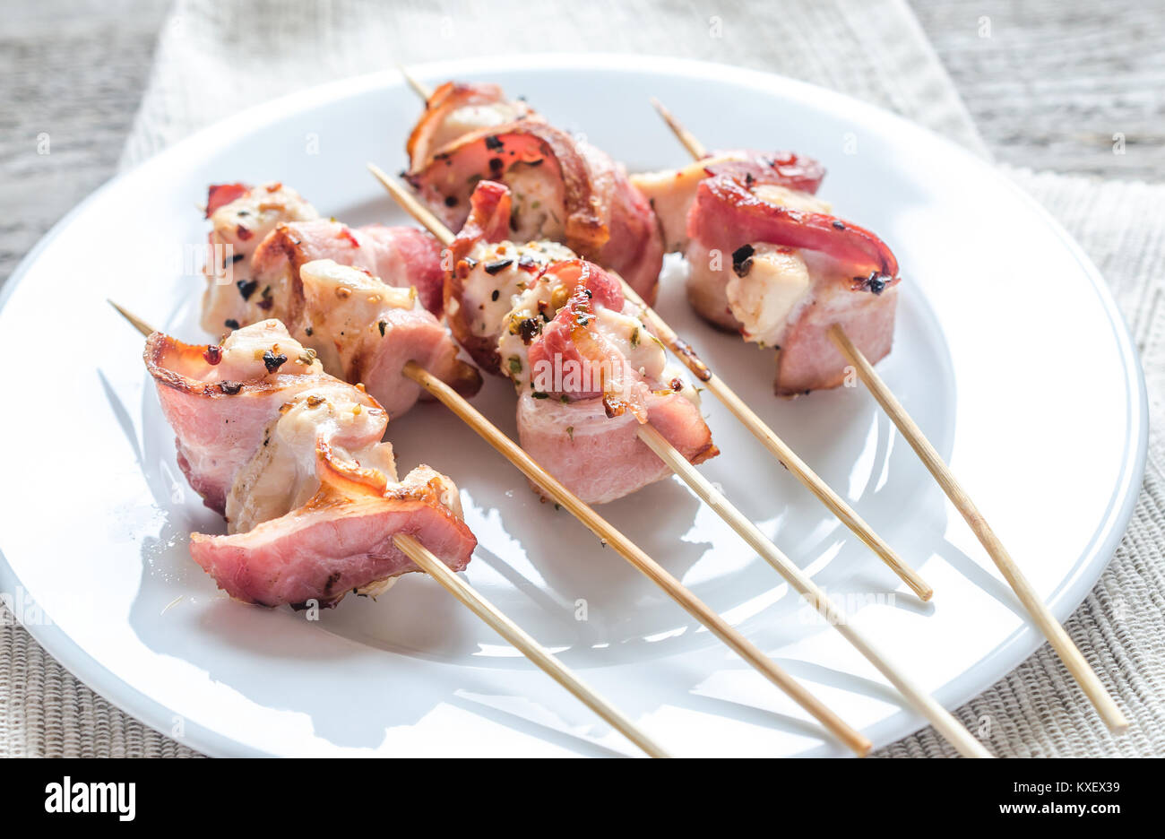 Lard grillé avec des brochettes de viande de poulet Photo Stock Alamy