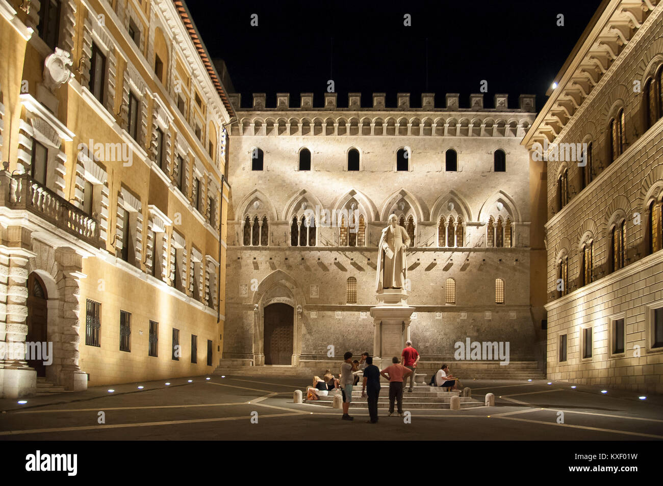 La Banca Monte dei Paschi di Siena dans le centre historique de Sienne,  Toscane, Italie. 6 août 2016 © Wojciech Strozyk / Alamy Stock Photo Photo  Stock - Alamy
