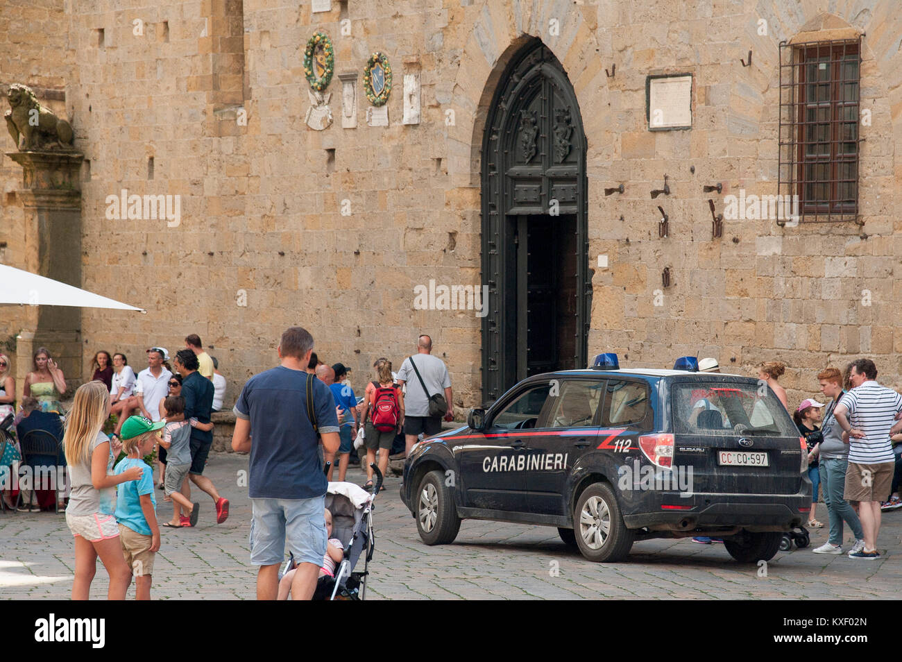 Location de carabiniers sur Piazza dei Priori dans le centre historique de Volterra, Toscane, Italie. 6 août 2016 © Wojciech Strozyk / Alamy Stock Photo Banque D'Images