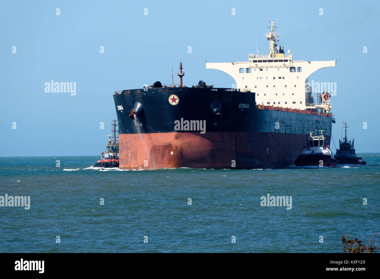 Transporteur de minerai de fer port entrant Sonia remorqueur sous escorte, Port Hedland, Australie occidentale Banque D'Images