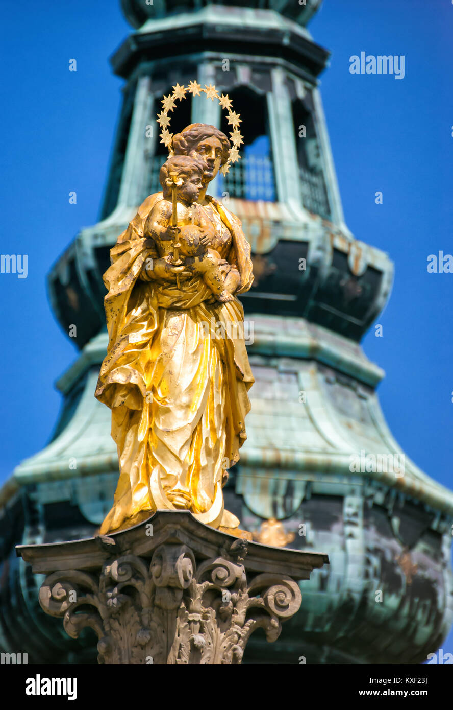 Statue en or de la Vierge Marie avec Jésus sur la Grande Place de la ville de Kromeriz Banque D'Images