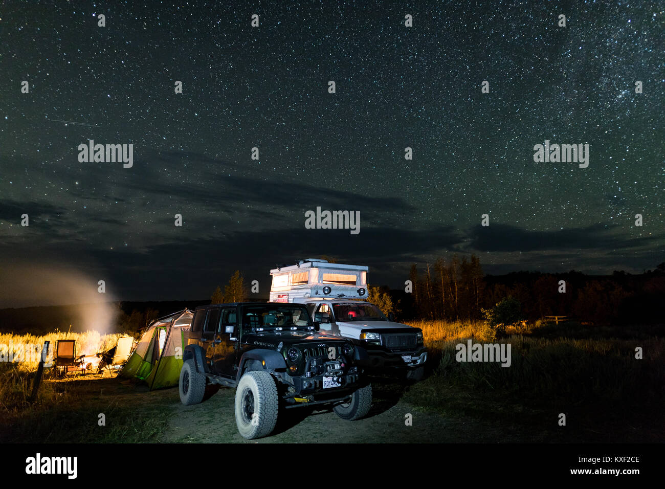 Vue de nuit d'un camping au lac Fish en montagne, de l'Oregon. Steens Banque D'Images