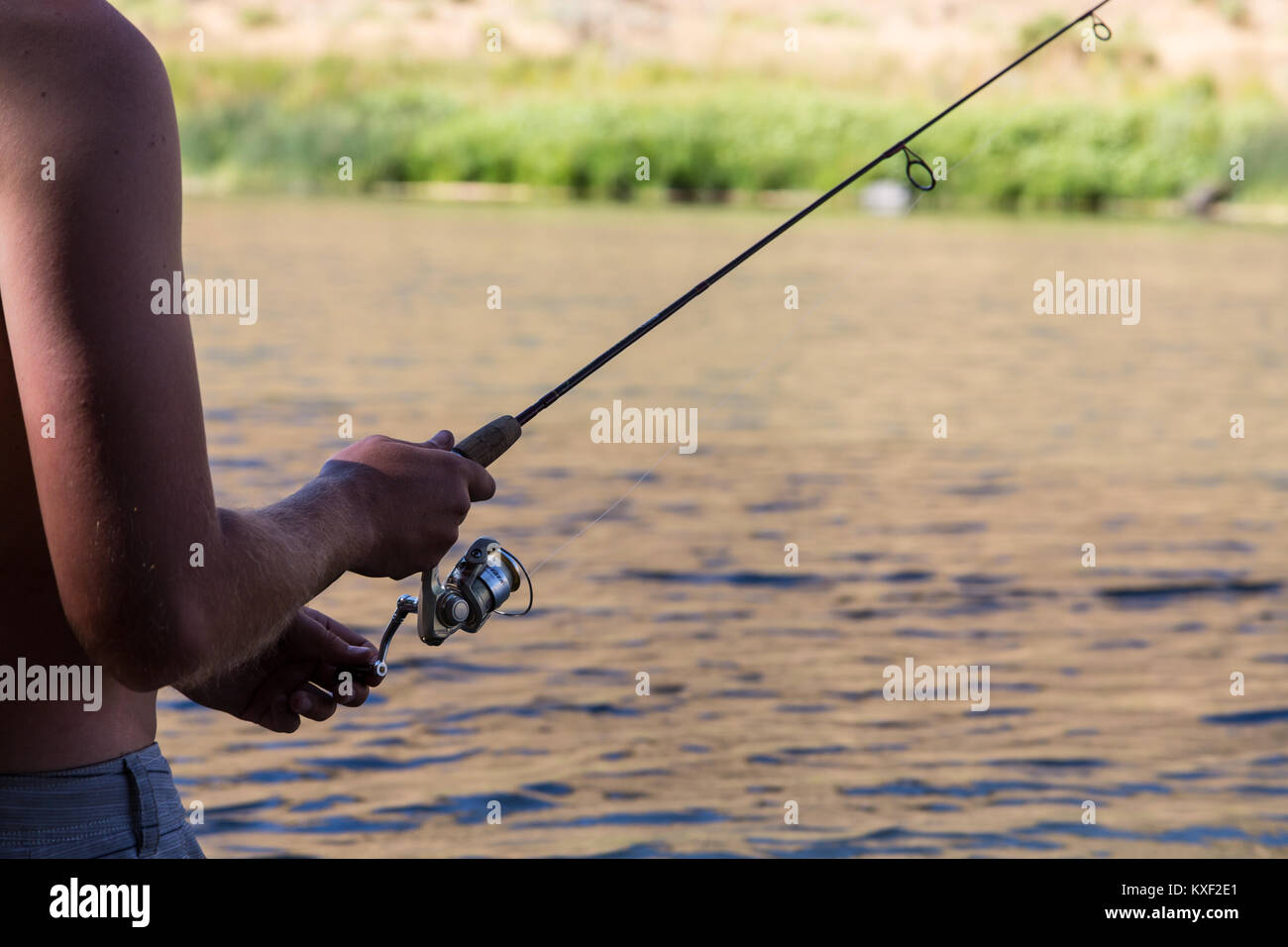 Gros plan d'une canne à pêche le long d'une rivière dans l'Est de l'Oregon. Banque D'Images