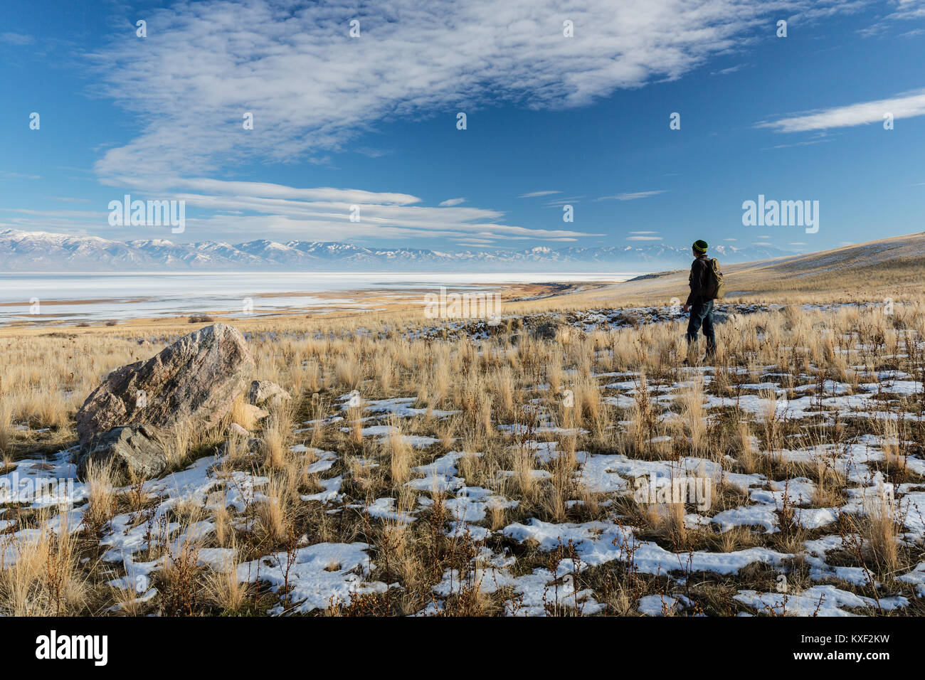 Un homme admire un superbe panorama sur les montagnes Wasatch Antelope Island State Park en hiver. Banque D'Images