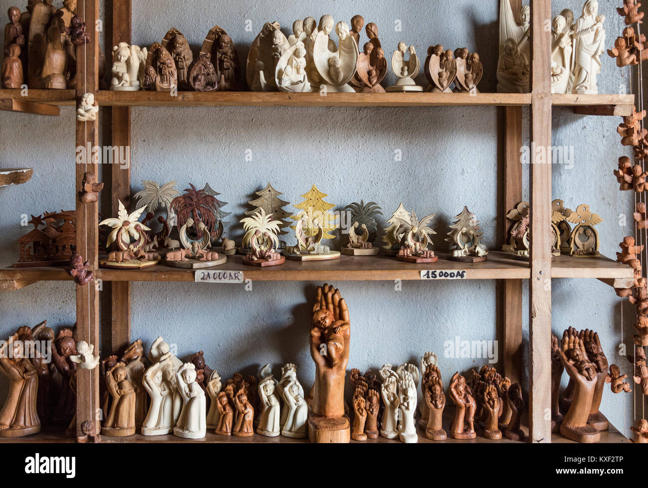 De nombreuses sculptures sur bois des religieux et religieuses sur scène l'étagère d'un magasin de souvenirs locaux. Madagascar, l'Afrique. Banque D'Images