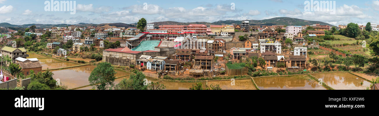 Panorama d'un quartier résidentiel construit à côté de champ de riz. Madagascar, l'Afrique. Banque D'Images