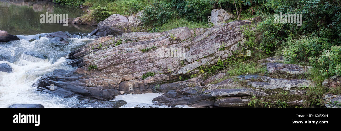 Des couches de roches sédimentaires exposées le long d'un ruisseau. Parc national de Ranomafana. Madagascar, l'Afrique. Banque D'Images