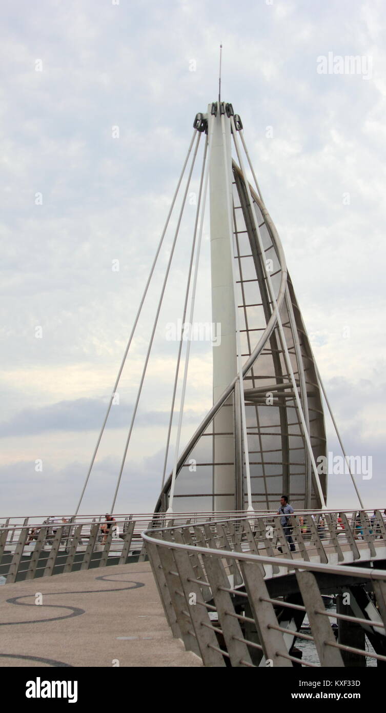 Enregistrer Télécharger Aperçu PUERTO VALLARTA MEXIQUE - 20 décembre 2013 : Los Muertos pier conçu par Jose de Jesus Torres Vega Banque D'Images