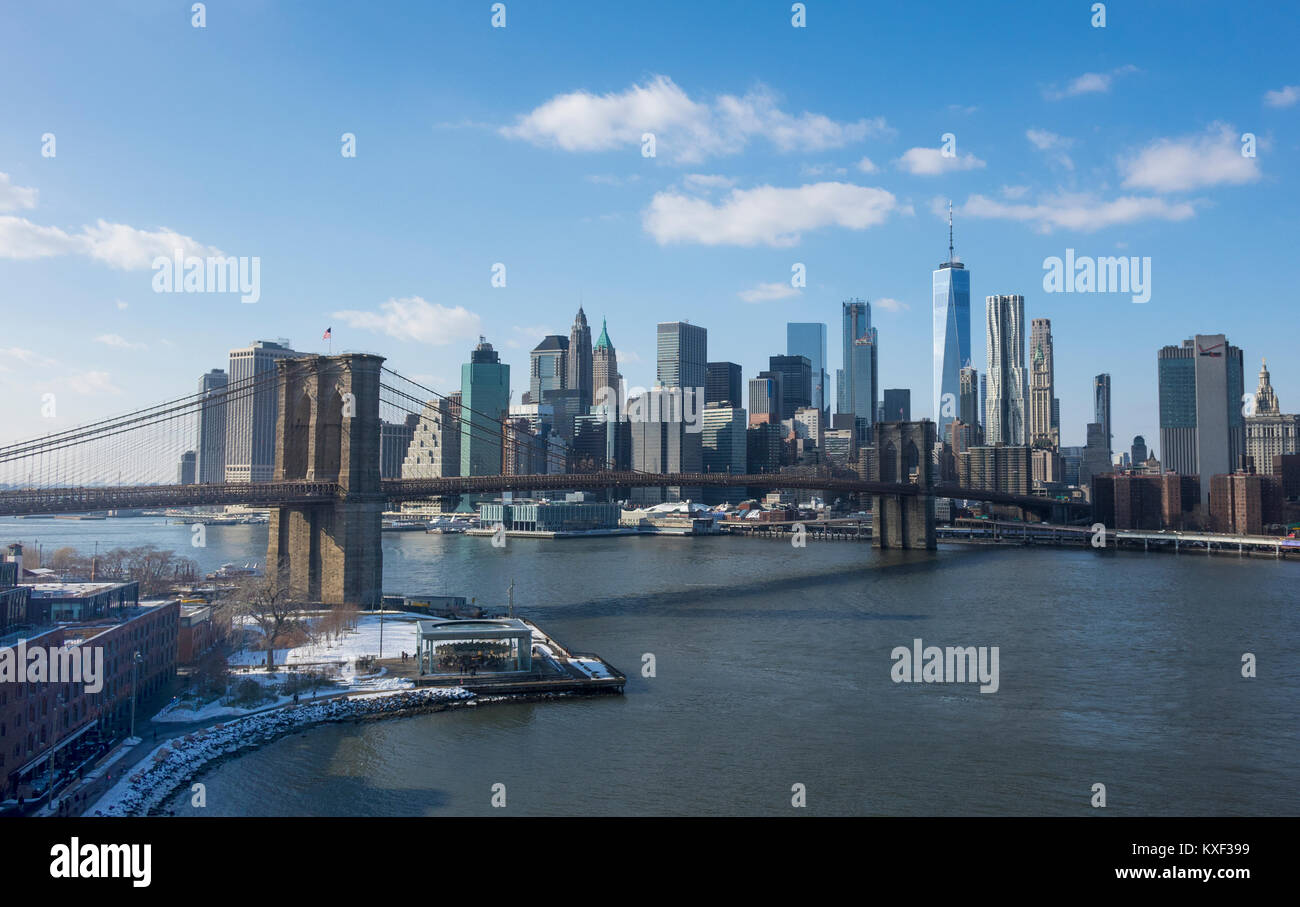 Le pont de Brooklyn et les gratte-ciel de Lower Manhattan comme on l'a vu En hiver, du côté de Brooklyn, en face de l'East River Banque D'Images