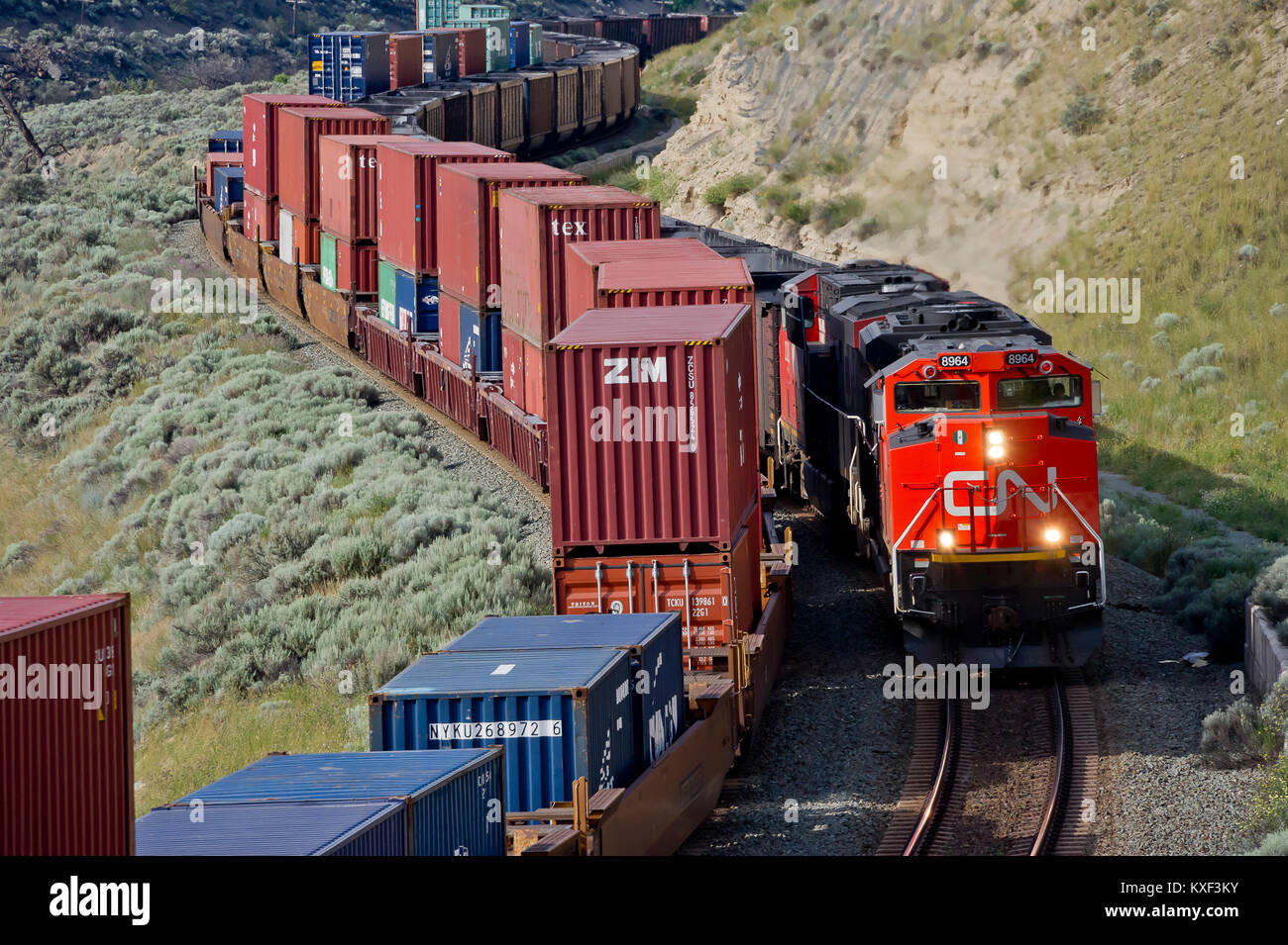 Train de charbon du CNR dirigé par loco 8964 passe en direction est en train intermodal Savona siding BC 20110710 Banque D'Images