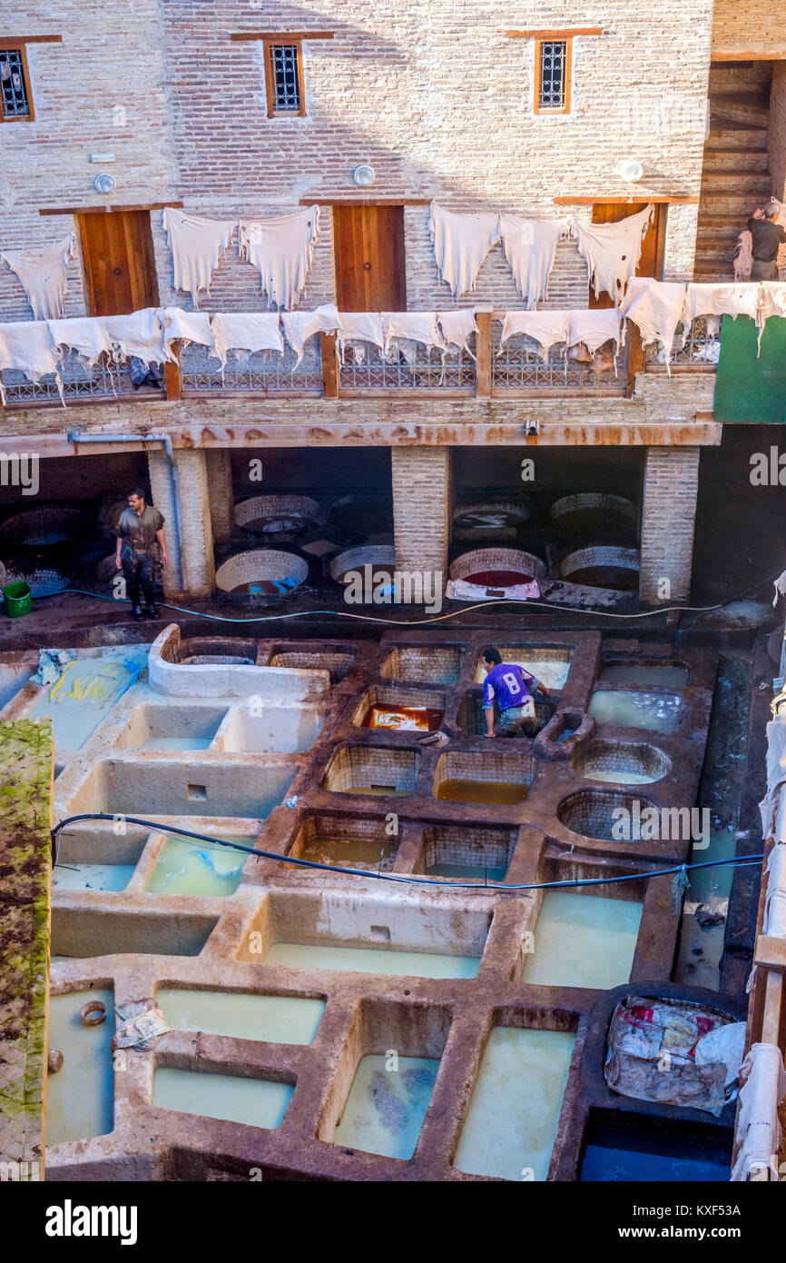 Fes, MAROC - 10 décembre : Les hommes qui travaillent à la production du cuir tannerie pour piscines à Fez. Décembre 2016 Banque D'Images