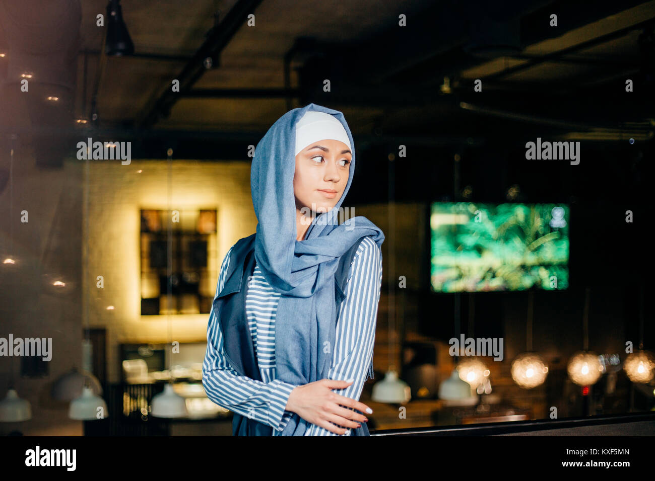 Portrait d'une belle femme musulmane dans cafe Banque D'Images