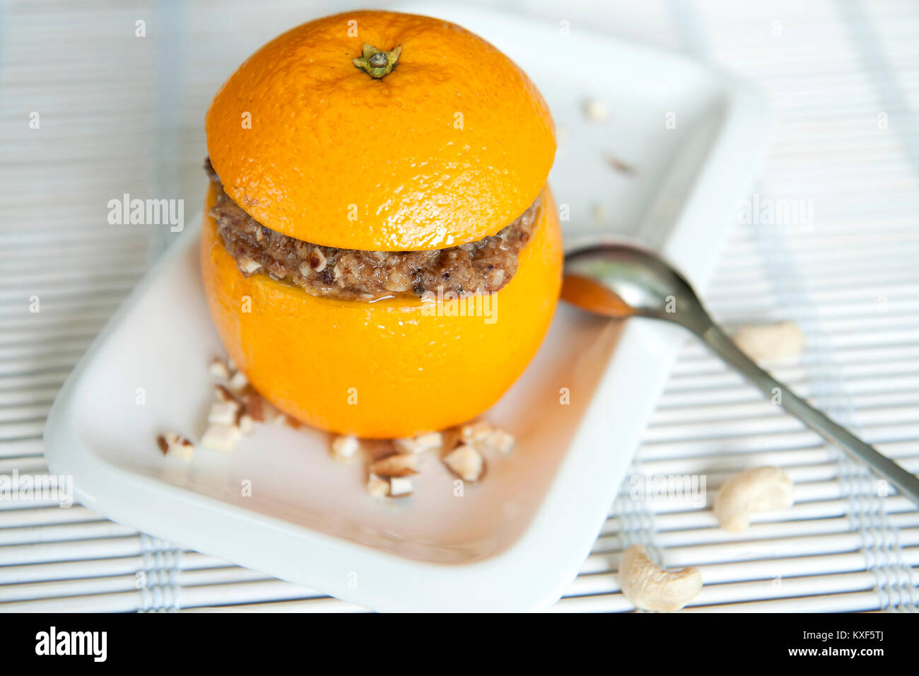Healthy dessert - orange farcie aux noix, miel et orange. Banque D'Images
