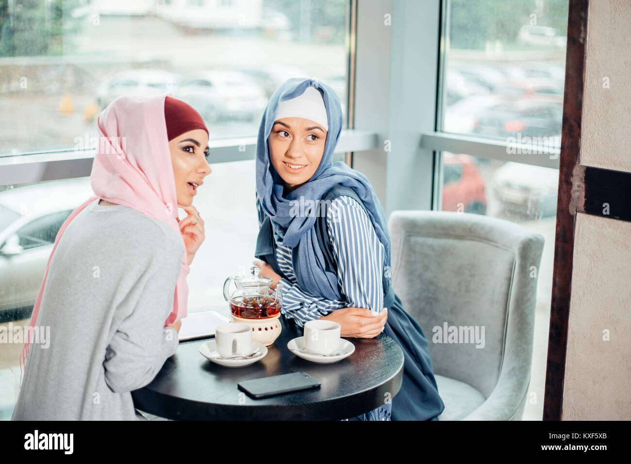 Portrait de deux femmes à parler tout en bénéficiant de café Banque D'Images