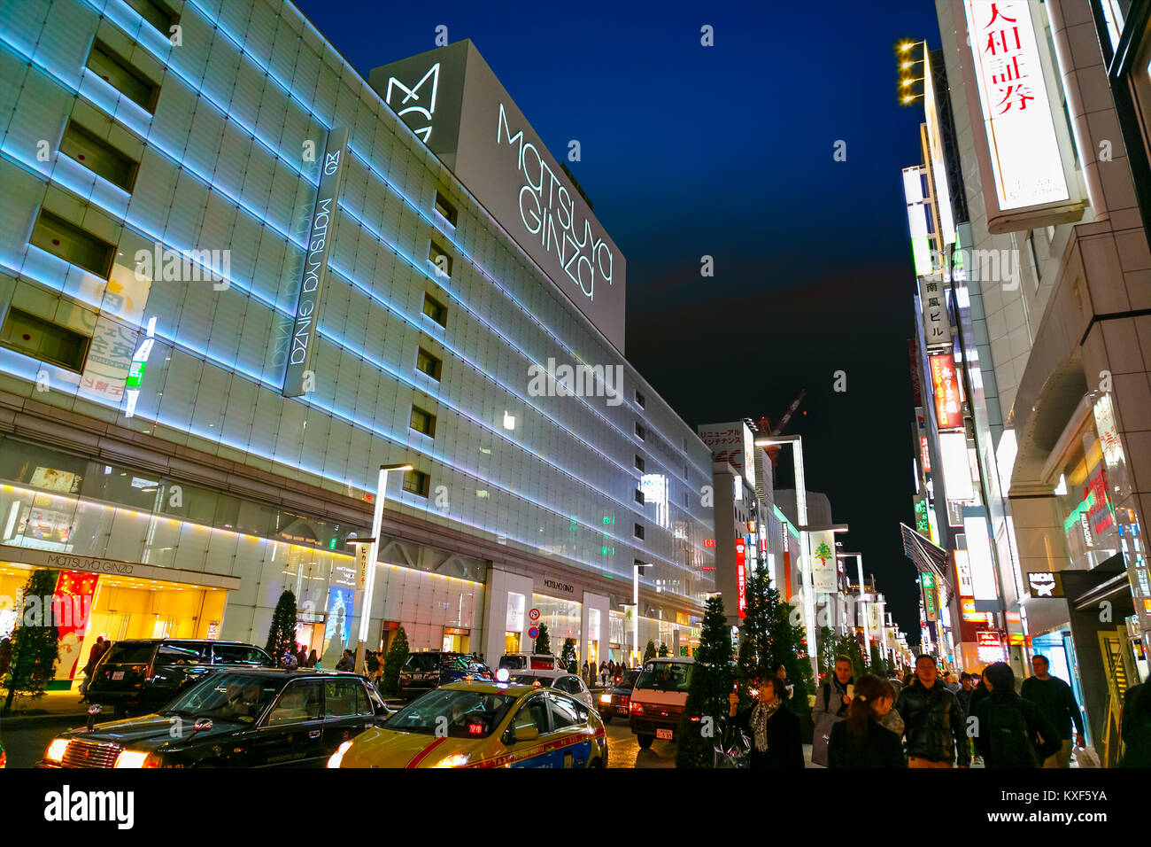 TOKYO, JAPON - 28 NOVEMBRE 2015 : Le Ginza est le plus célèbre de Tokyo, boutiques de luxe, de restaurants et de divertissement avec de nombreux departme Banque D'Images