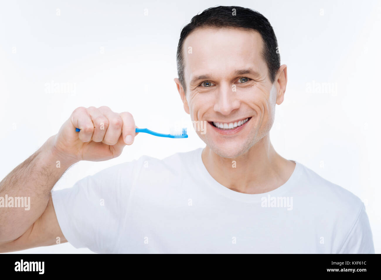 Heureux homme séropositif prépare à brosser les dents Banque D'Images