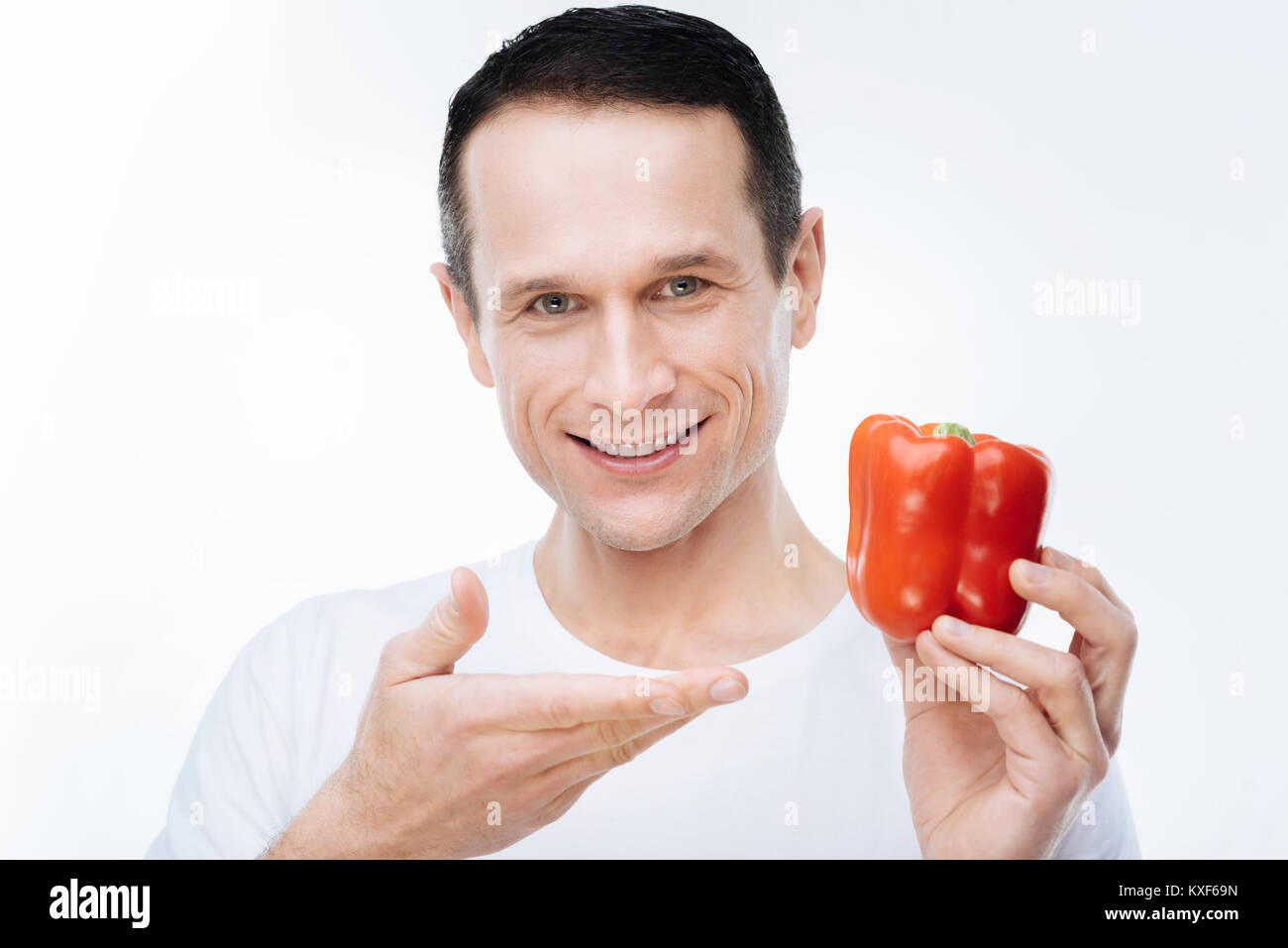 Heureux homme heureux vous montrant le poivre Banque D'Images