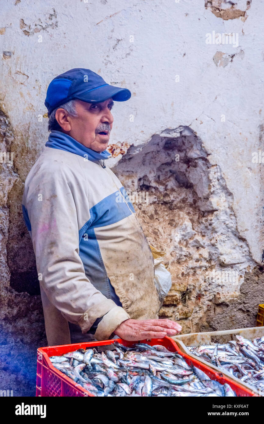 Fes, MAROC - 10 DÉCEMBRE : vente de poisson frais à Fez medina, vieille ville. Décembre 2016 Banque D'Images