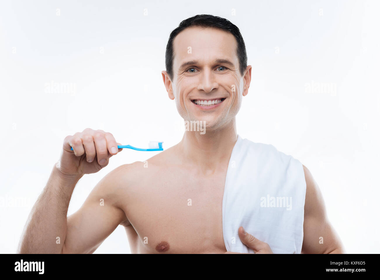 Happy man holding positive une serviette Banque D'Images