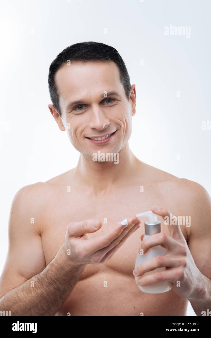 Homme séduisant positive prenant soin de son corps Banque D'Images