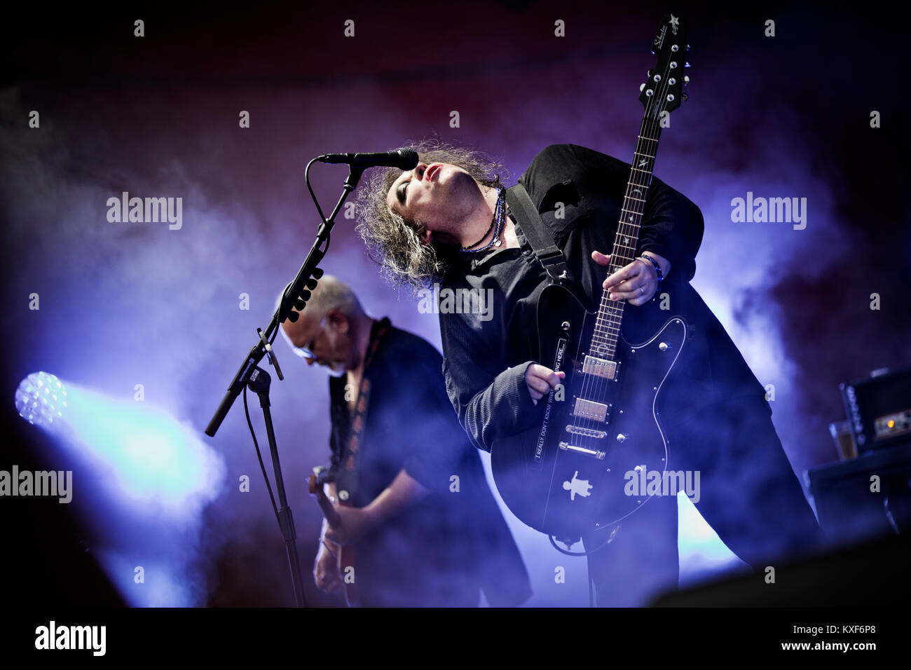 Le chanteur Robert Smith porte son traditionnel composent à un concert live avec le groupe anglais The Cure qui a procédé à l'étape Orange au Festival danois Roskilde Festival 2012. Danemark 05.07 2013. Banque D'Images