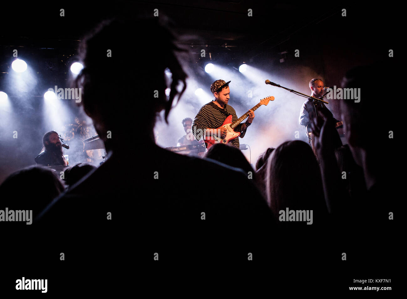 Unknown Mortal Orchestra, l'Amérique et de la Nouvelle Zélande rock band, effectue un concert live à Vega à Copenhague. Ici band fondateur, chanteur et guitariste Ruban Nielson est représenté sur scène. Le Danemark, 12/09 2015. Banque D'Images
