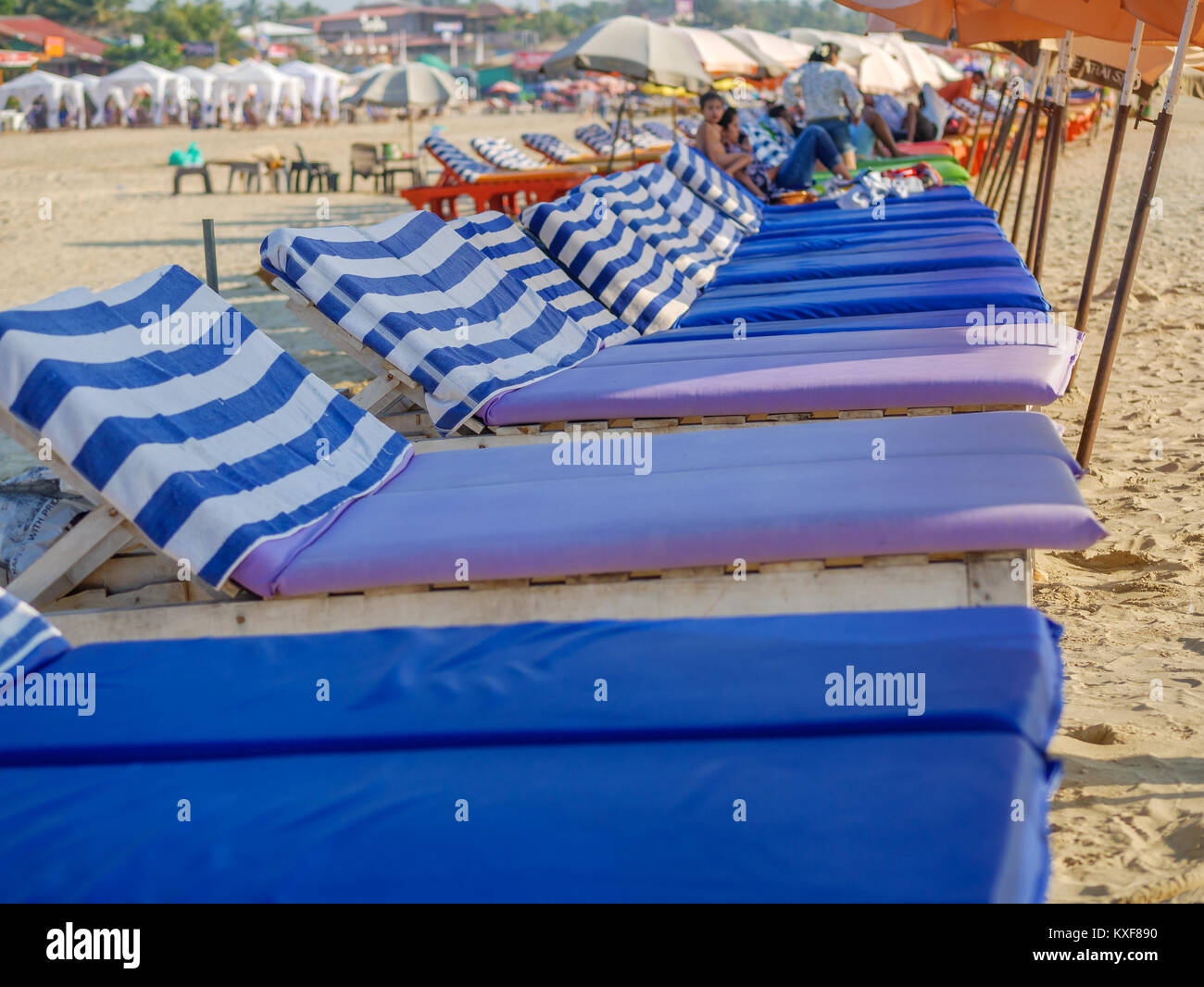 Goa, Inde - 21 Décembre, 2017 : Beach chambres avec parapluie au Nord de Goa, la plage Baga Banque D'Images