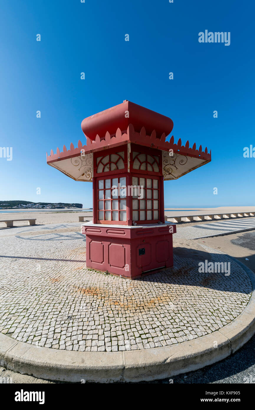 Kiosque rouge à Foz do Arelho en front de mer sur la côte, au Portugal. Siver Banque D'Images