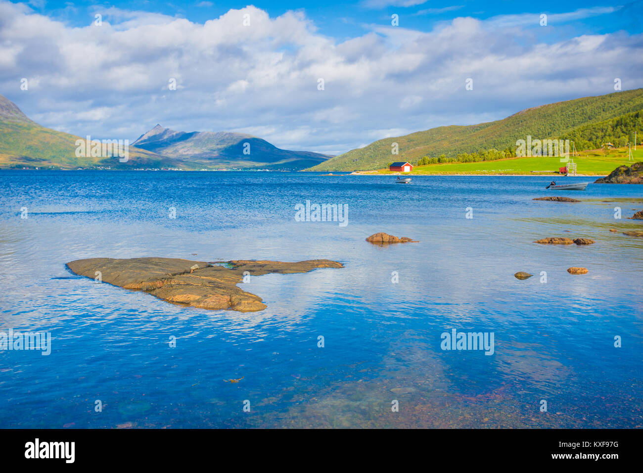 Clear Lake en Norvège. Nature de l'île de Senja, la Norvège. Paysage du nord de la pollution. Banque D'Images