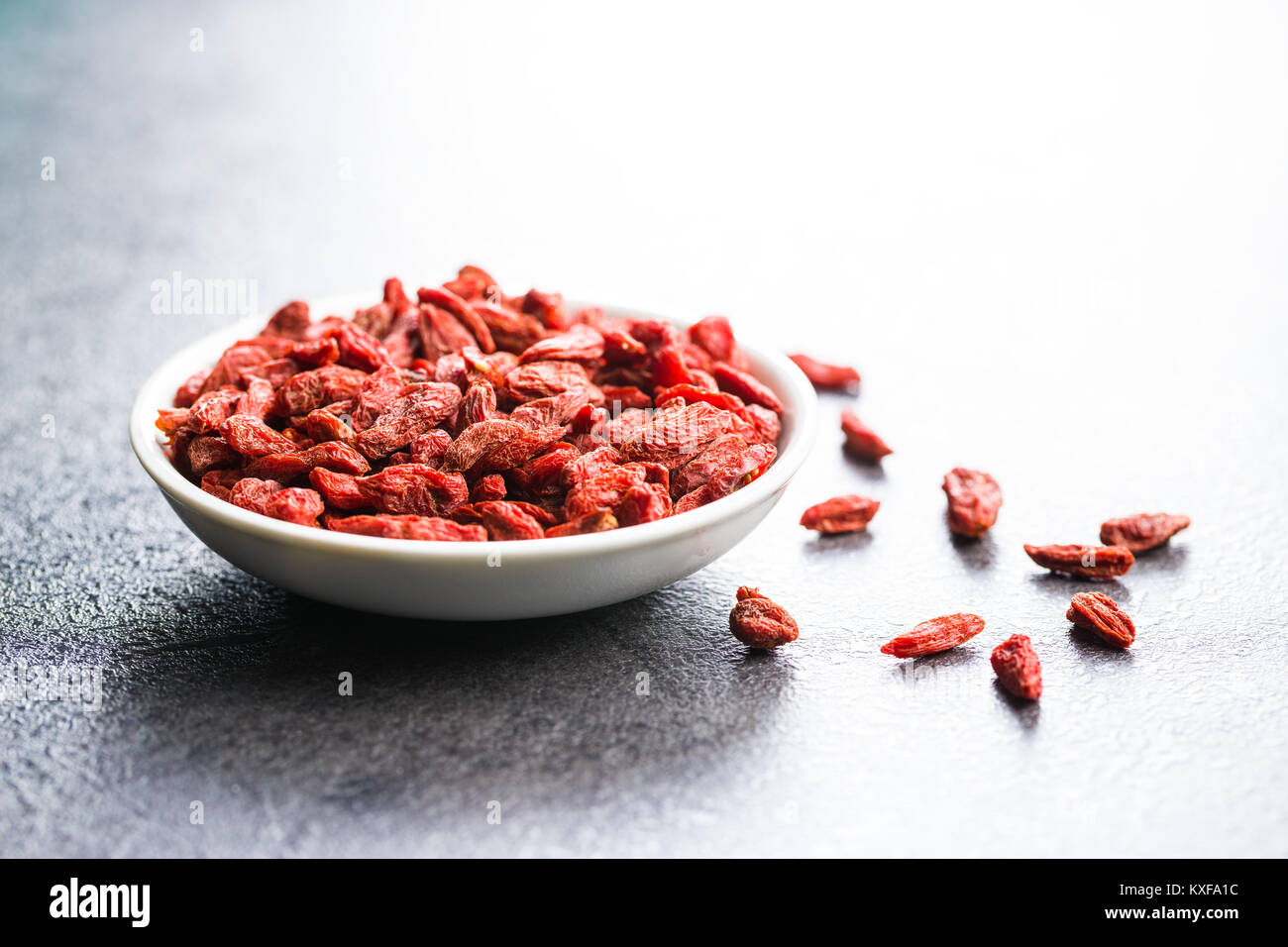 Baies de goji séchées dans un bol. Banque D'Images