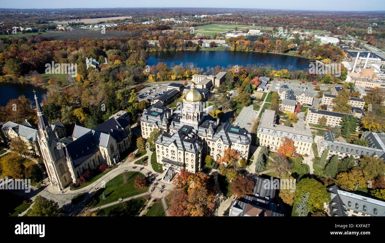 Drone aérien et tourné de Notre Dame University Campus à South Bend dans l'Indiana Banque D'Images