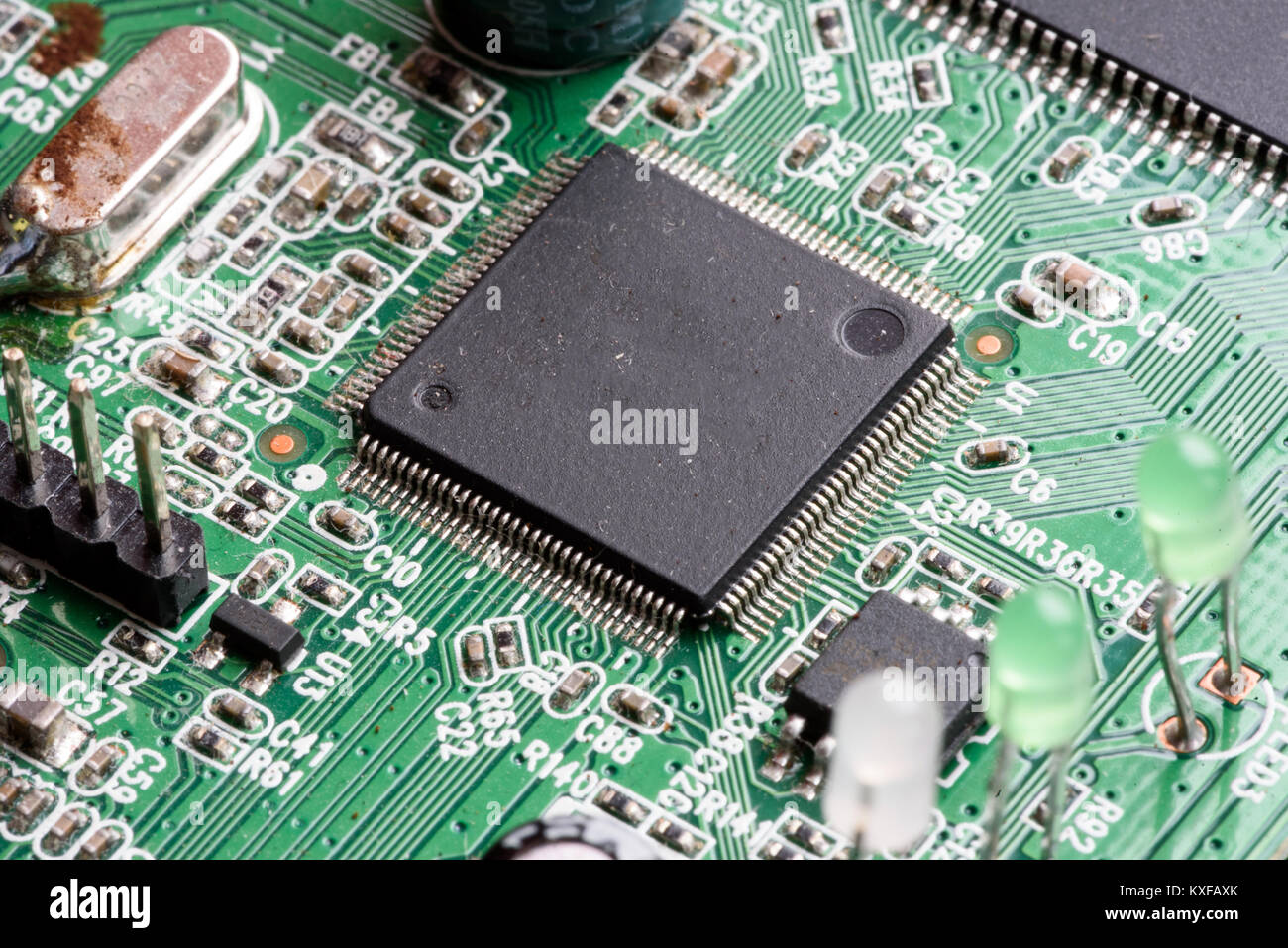 La carte de circuit imprimé PCB électronique dans macro close-up avec des circuits électriques des transistors et des éléments matériels dont la puce d'ordinateur avec spa de copie Banque D'Images