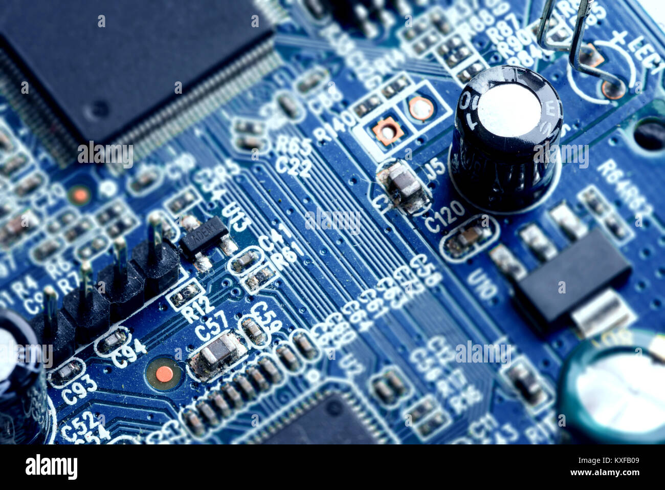 La carte de circuit imprimé PCB électronique dans macro close-up avec des circuits électriques des transistors et des éléments matériels dont la puce d'ordinateur avec spa de copie Banque D'Images