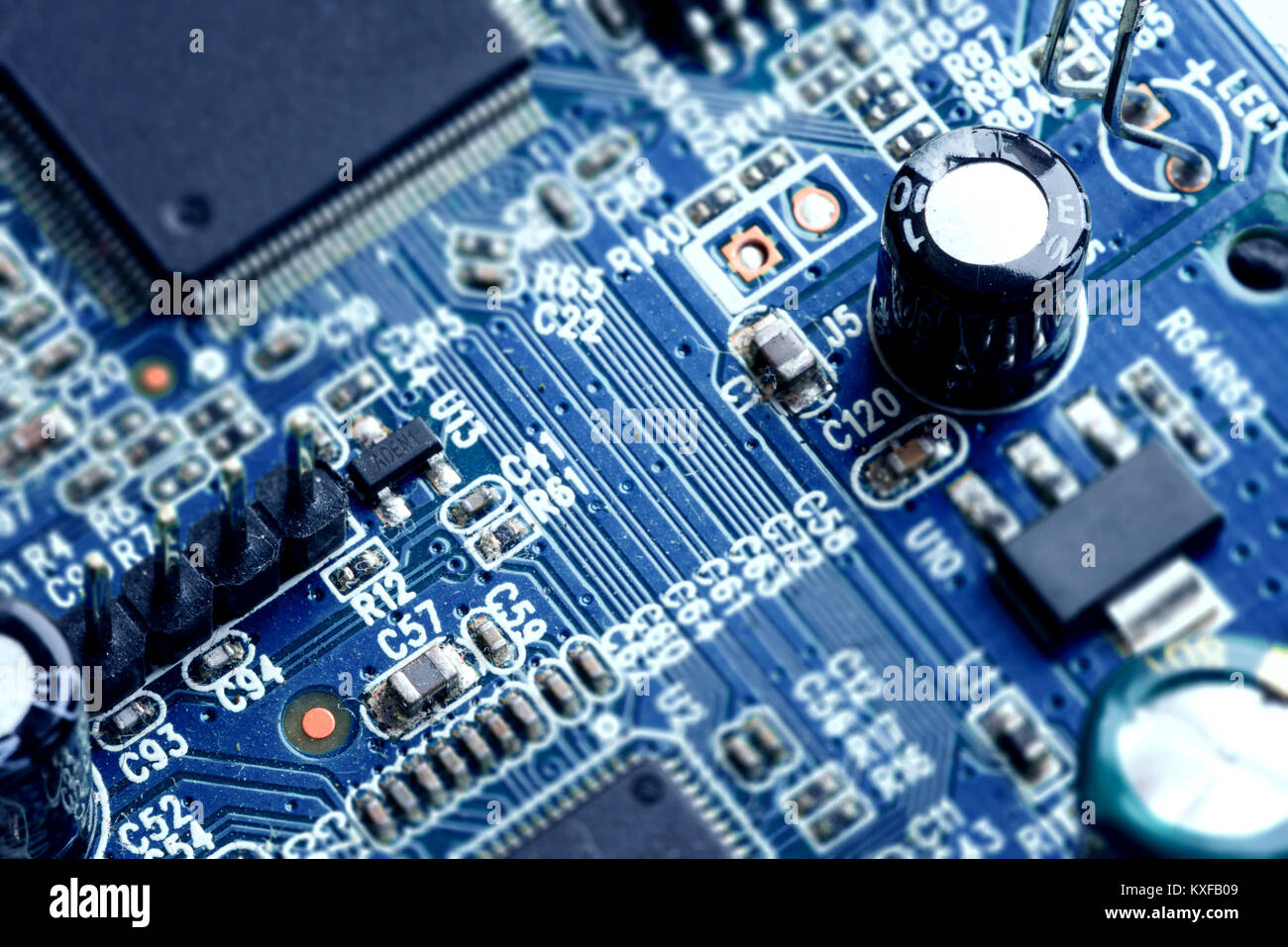 La carte de circuit imprimé PCB électronique dans macro close-up avec des  circuits électriques des transistors et des éléments matériels dont la puce  d'ordinateur avec spa de copie Photo Stock - Alamy