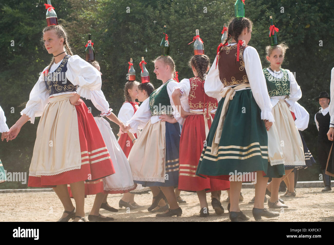 La danse traditionnelle hongroise bouteille, troupe de danse folklorique Banque D'Images