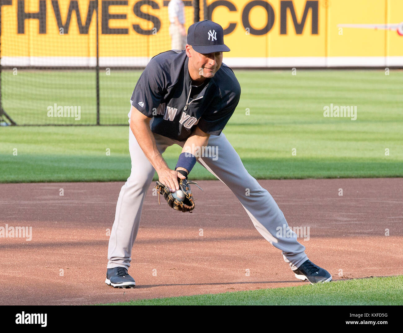New York Yankees l'arrêt-court Derek Jeter (2) les champs d'une balle au sol alors qu'il passe par sa phase de réchauffement avant le match contre les Orioles de Baltimore à l'Oriole Park at Camden Yards de Baltimore, MD, le dimanche, 13 juillet 2014. Les Yankees ont gagné le match 3 - 0. Credit : Ron Sachs / CNP /MediaPunch (restriction : NO New York ou le New Jersey Journaux ou journaux dans un rayon de 75 km de la ville de New York) Banque D'Images