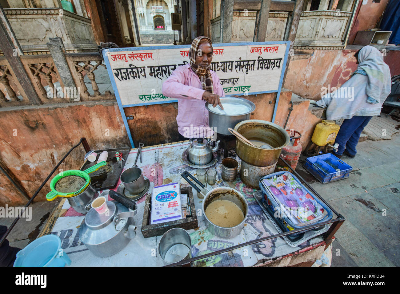 Vendeur de thé chai wallah à Jaipur, Inde Banque D'Images