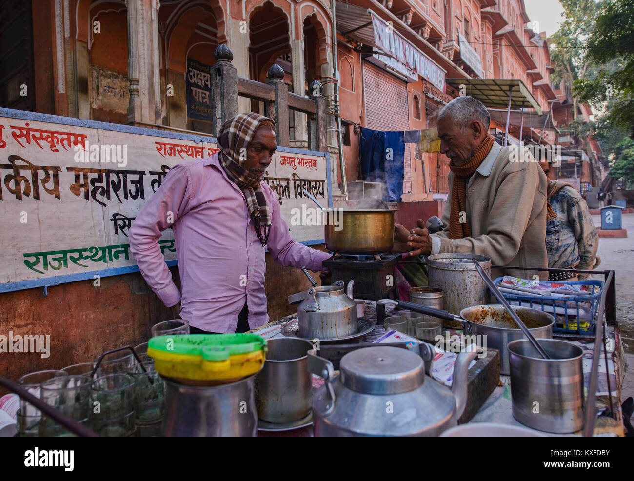 Vendeur de thé chai wallah à Jaipur, Inde Banque D'Images