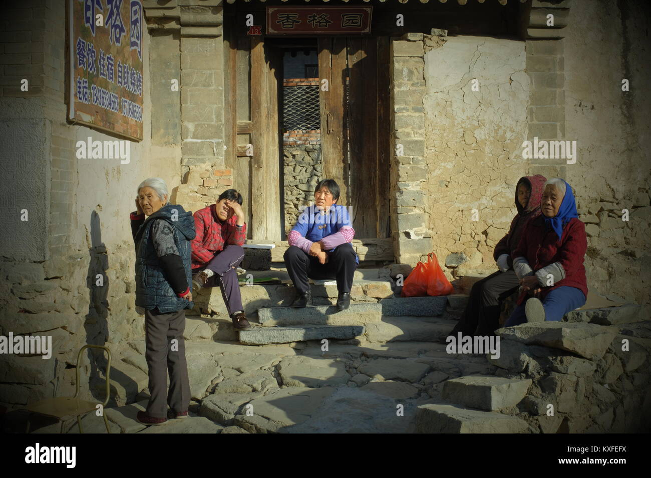 Les femmes locales reste à Lingshui village de Mentougou, Beijing, Chine. Banque D'Images
