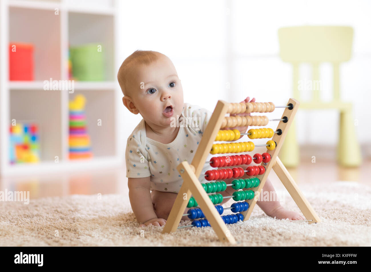 Enfant Garçon jouant avec Abacus à la maternelle ou à la maison Banque D'Images