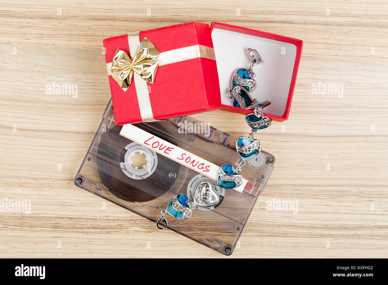 Cassette audio avec l'étiquette des chansons d'amour sur fond de bois. Carte postale de la Saint-Valentin, le ton des couleurs rétro Banque D'Images