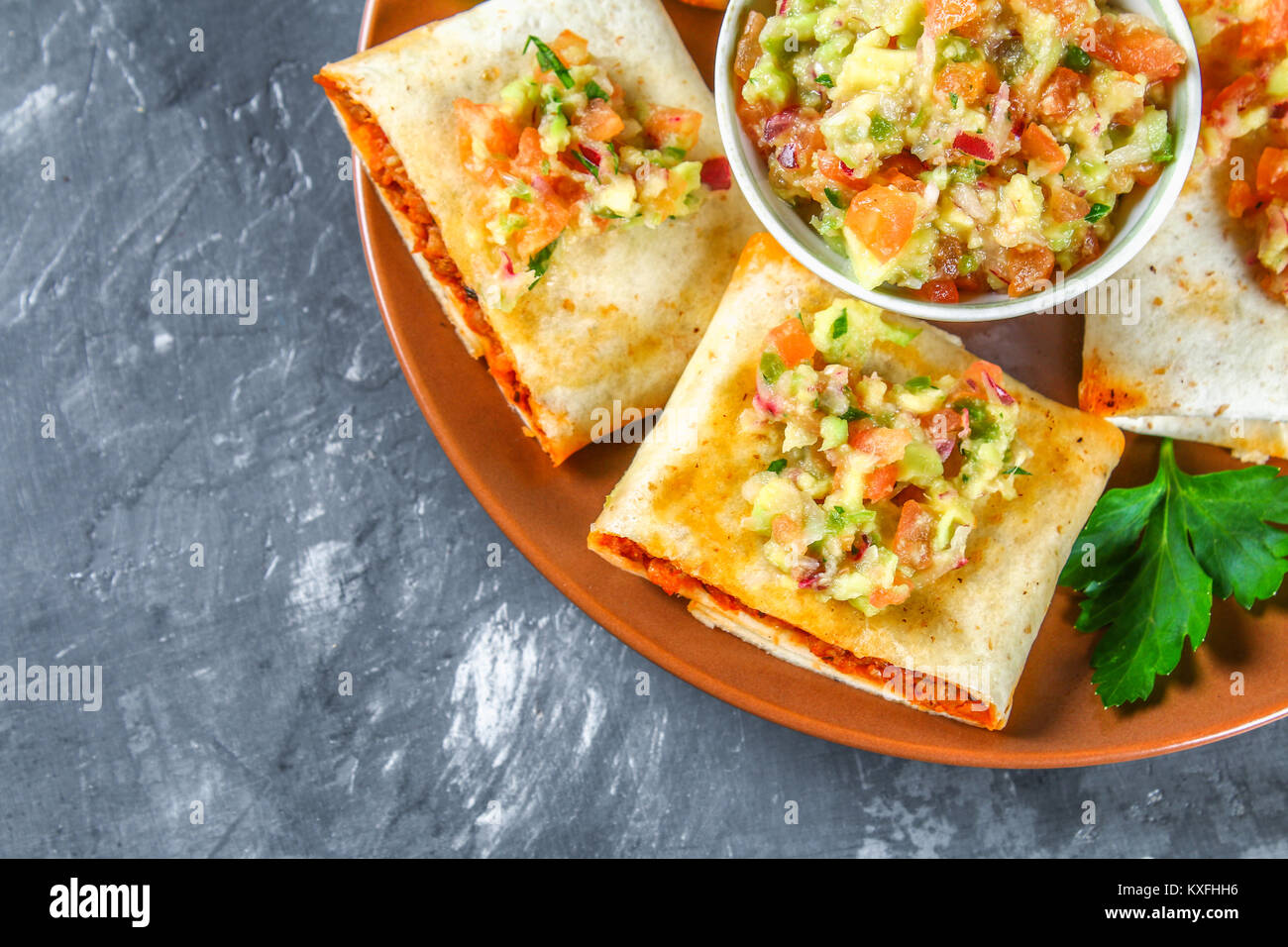 Un Plat Traditionnel Mexicain Chimichanga Gateau De Mais Avec De La Viande Hachee Le Poivre L Oignon L Ail L Origan Zira Et Sauce A L Avocat De Guacomole Photo Stock Alamy